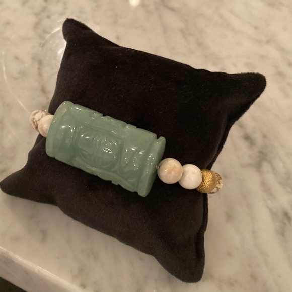 Carved Jade and Howlite Beaded Bracelet - Picture 1 of 13
